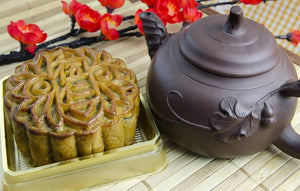 The Tradition of Drinking Tea and Eating Mooncakes